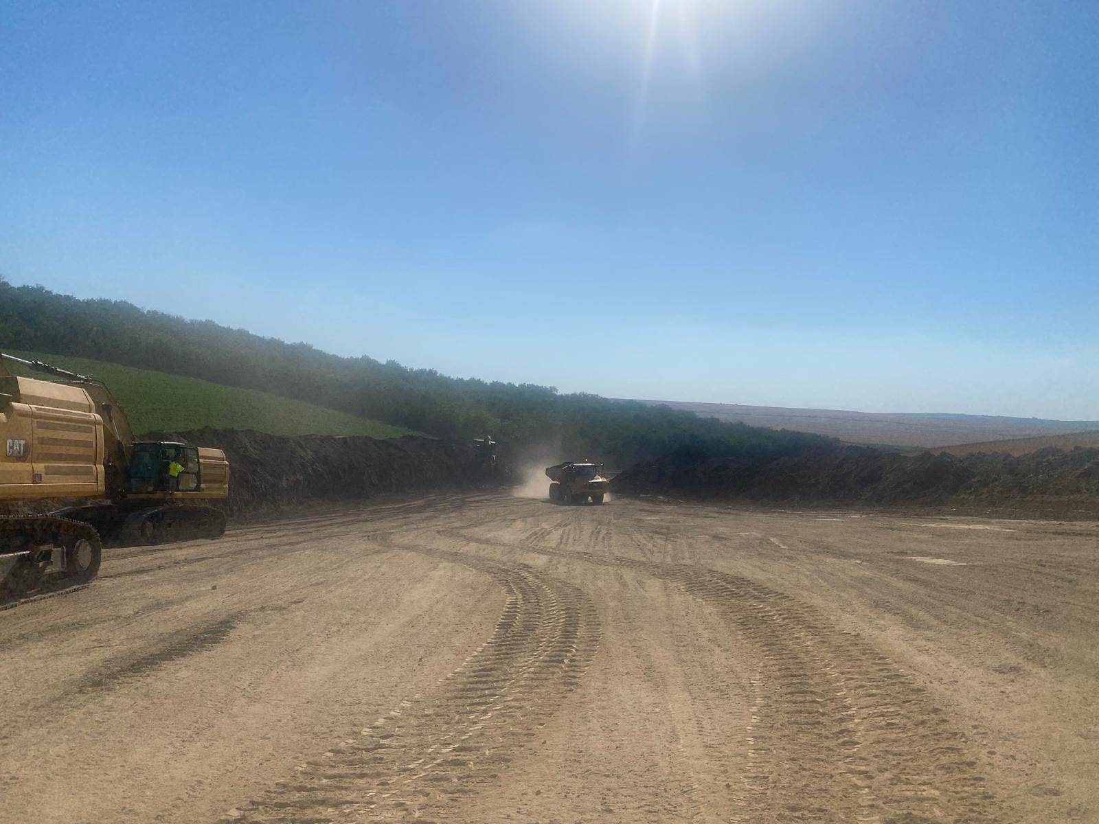  Министър Коритарова дружно с регионалния шеф на Русе Драгомир Драганов и управлението на АПИ ревизира и хода на работата по построяването на близо 8 километра от обходния път на гр. Бяла 